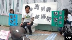 无壳蜗牛联盟抗议活动 李幸长(中)