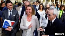 La jefa de la dipomacia europea, Federica Mogherini, realizó un recorrido turístico por la La Habana junto al historiador oficial de la isla, Eusebio Leal. (Der.)