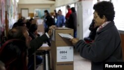 A woman casts her vote at a polling station in Buenos Aires, Argentina, Oct. 25, 2015. 