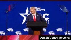 L'ancien président américain Donald Trump prend la parole lors de la Conférence d'action politique conservatrice à Orlando, Floride, États-Unis, le 28 février 2021.