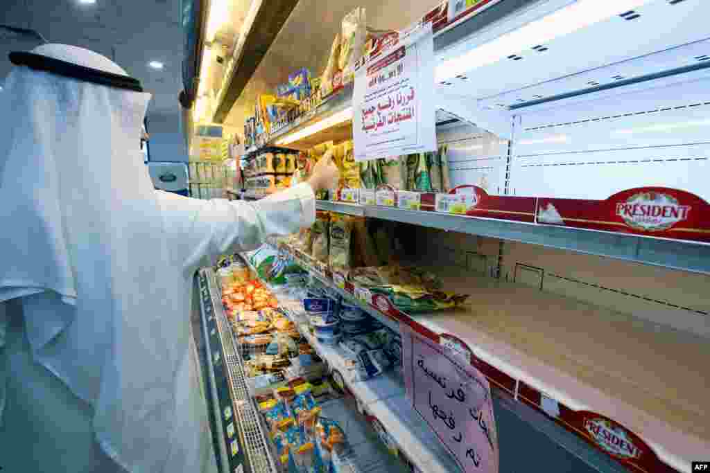 쿠웨이트의 수도 쿠웨이트시티의 수퍼마켓에서 프랑스산 제품이 제거됐다. 중동 국가들은 이슬람 창시자 무함마드를 풍자한 만화 출간을 허용한 프랑스에 대한 항의로 프랑스 제품 불매운동을 벌이고 있다. 