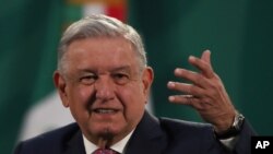El presidente mexicano Andrés Manuel López Obrador da su conferencia de prensa matutina diaria luego de una ausencia de dos semanas luego de que dio positivo por coronavirus, en el palacio presidencial, en la Ciudad de México, el lunes 8 de febrero.