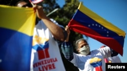 Simpatizantes del presidente encargado de Venezuela, Juan Guaidó, asisten a una protesta contra la presidencia en disputa en Brasilia, Brasil, el 5 de julio de 2020.