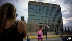 Quelques personnes se prennent des photos devant l’ambassade américaine a Havane, Cuba, 11 août 2015.