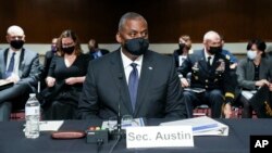 Sekrete Defans Etazuni Lloyd Austin rive nan Sena a pou yon sesyon kestyon repons sou operasyon milite nan Afghanistan, 28 Sept. 2021.