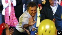 Buenos Aires Mayor Mauricio Macri celebrates with supporters at his campaign headquarters after winning the run-off election in Buenos Aires July 31, 2011