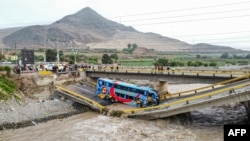 Los servicios de rescate trabajan en el lugar donde un autobús de pasajeros cayó a un río tras el derrumbe de un puente en Chancay, al norte de Lima, el 14 de febrero de 2025. AFP