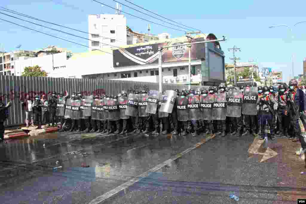 မန္တလေးမြို့က စစ်အာဏာသိမ်းမှုကို ဆန့်ကျင် ဆန္ဒပြတဲ့ မြင်ကွင်း။