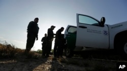 ARCHIVO - En esta fotografía del miércoles 6 de noviembre de 2019, agentes de la Patrulla Fronteriza detienen a hombres que se cree que ingresaron ilegalmente al país, cerca de McAllen, Texas, a lo largo de la frontera entre Estados Unidos y México.