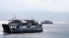 Kapal feri melintasi Selat Bali menuju pelabuhan Ketapang, Jawa Timur, dari pelabuhan Gilimanuk, Bali Barat, 27 Agustus 2011. (Foto: dok/AP). KMP Yunicee dilaporkan tenggelam di perairan ini, Selasa malam, 29 Juni 2021.