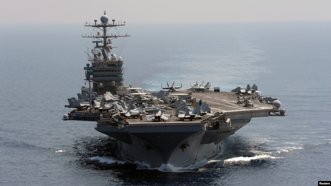Kapal induk AS, USS Abraham Lincoln saat melakukan perjalanan di Samudra Hindia dan berlabuh di Malaysia (foto: dok).