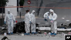 Chuyên gia xử lý bom tại hiện trường vụ nổ ở trung tâm Athens, ngày 10/4/2014. 