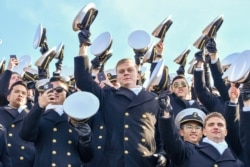 지난해 11월 미국 해군 사관 장교후보생들이 노트르담 경기장에서 열린 풋볼 경기 전 모자를 들어올리고 있다.