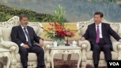 中国领导人习近平在北京会见到访的埃及总统摩尔西 (美国之音视频截图)