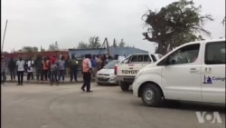 Manifestação à porta de unidade policial contra apreensão de motorizadas em Benguela