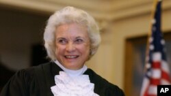 La jueza de la Corte Suprema de Estados Unidos, Sandra Day O'Connor, en una ceremonia antes de prestar juramento a los miembros de la Corte Suprema de Texas en Austin, Texas, el 6 de enero de 2003.