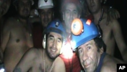 En esta imagen aparecen varios de los 33 mineros el 17 de septiembre de 2010, cuando ya llevaban casi un mes y medio encerrados.