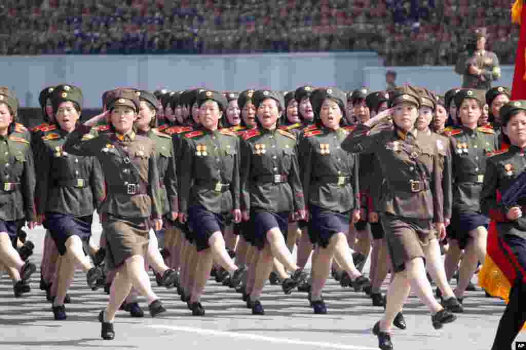North Korean female soldiers marching in Kim Il Sung Square, Pyongyang. (Sunwong Baik/VOA)