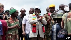 Rais Emmerson Mnangagwa akizungumza na waathirika wa janga la kimbunga Idai