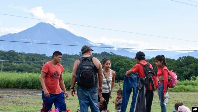 Migrantët pushojnë në krahë të rrugës në periferi të Tapaçulës në jug të Meksikës, para se të vazhdojnë rrugëtimin e tyre drejt kufirit amerikan - 20 nëntor 2024.
