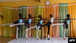 Les étudiants s'étirent pendant les répétitions à la Leap of Dance Academy à Ajangbadi, Lagos, le 3 juillet 2020.