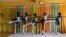 Les étudiants s'étirent pendant les répétitions à la Leap of Dance Academy à Ajangbadi, Lagos, le 3 juillet 2020.