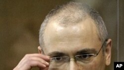 Former Yukos CEO Mikhail Khodorkovsky stands behind a glass wall at a court in Moscow, Russia (file photo)