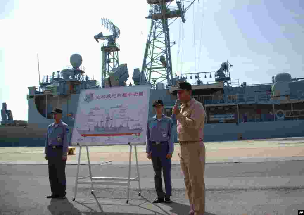 台湾海军军官讲解成功级巡防舰
