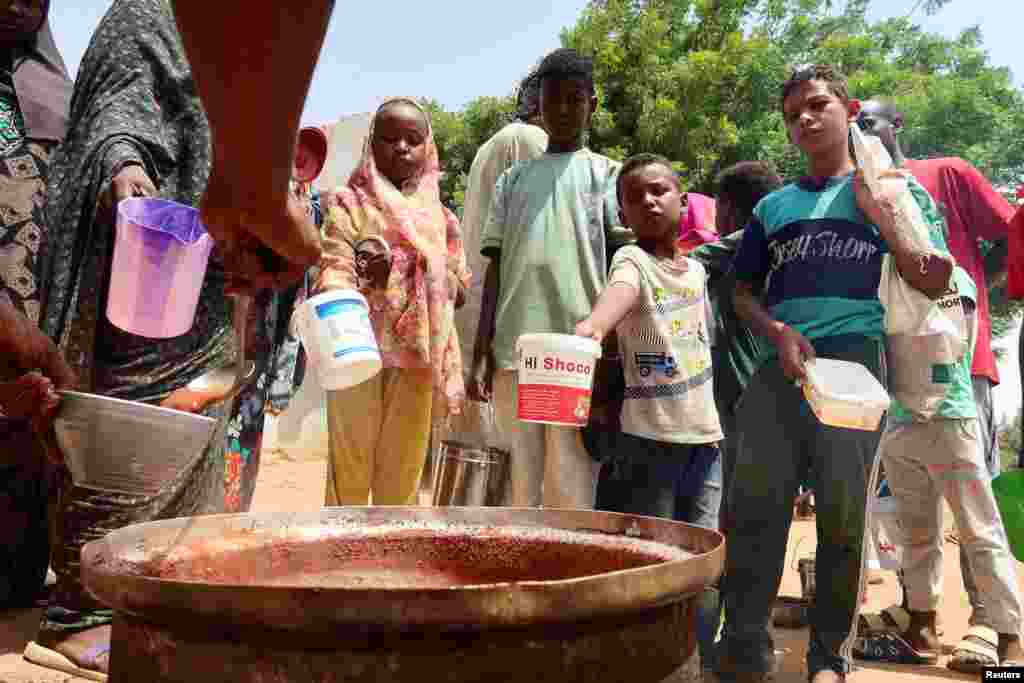 تقسیم غذا به آوارگان در سودان