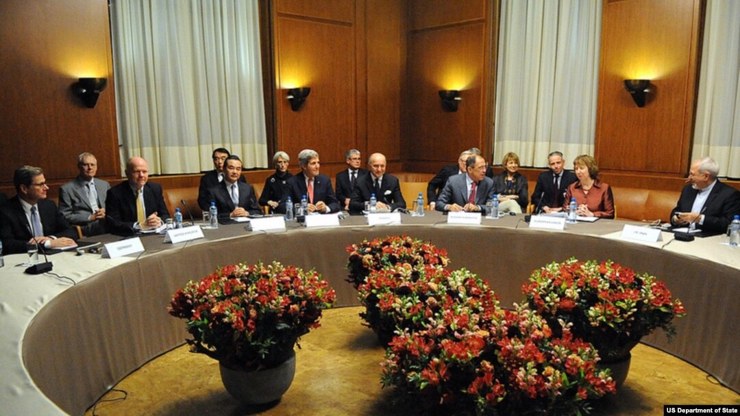 Suasana pertemuan para Menlu negara-negara P5+1, Menlu AS John Kerry bersama pemimpin kebijakan luar negeri Uni Eropa Catherine Ashton dan Menlu Iran Javad Zarif (Foto: dok).