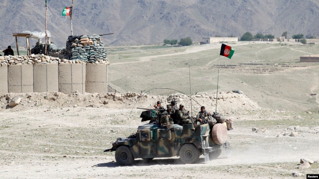 Pasukan khusus Afghanistan berpatroli di Pandola desa dekat lokasi pengemboman AS di distrik Achin provinsi Nangarhar di Afghanistan Timur, 14 April 2017. (Foto: dok.)