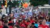 Radnici, članovi sindikata Ujedinjenih radnika automobilske industrijce, marširaju centrom Detroita, u petak 15. septembra 2023.

