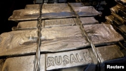 Aluminium batangan terlihat disimpan di bengkel peleburan aluminium Rusal Krasnoyarsk di Krasnoyarsk. (Foto: Reuters)
