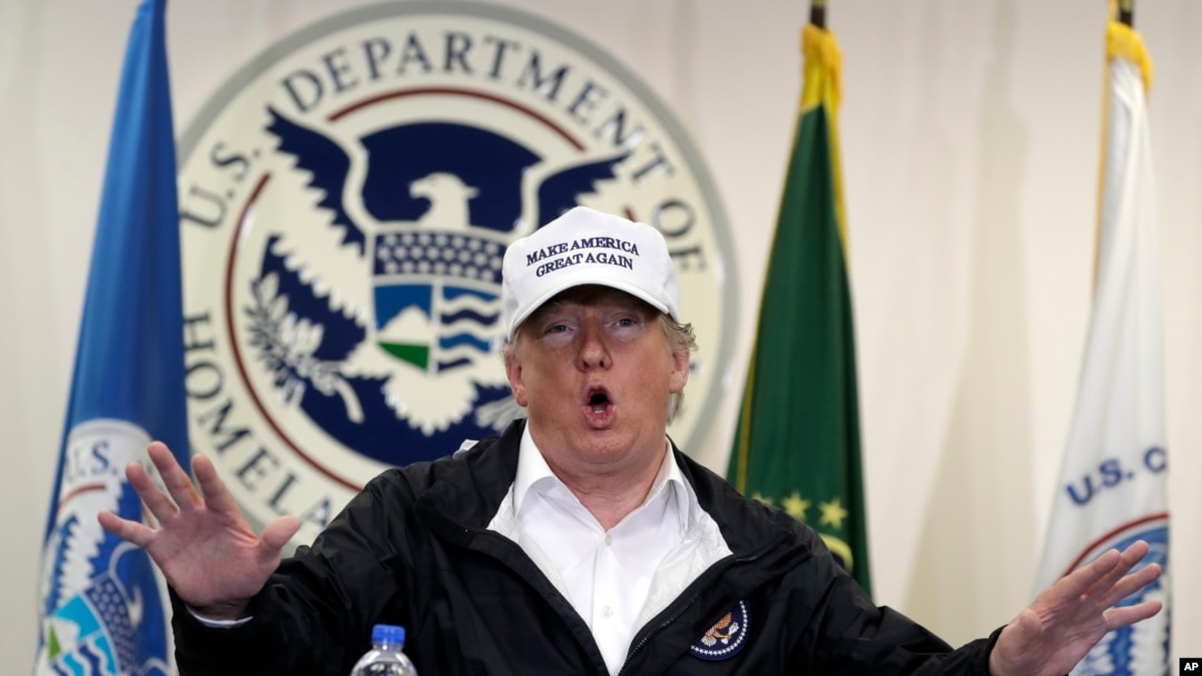 El presidente de EE.UU., Donald Trump, habla en una mesa redonda sobre inmigración y seguridad fronteriza en la estación McAllen de la Patrulla Fronteriza en Texas, el 10 de enero de 2019.