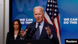 El presidente Joe Biden acompañado de la vicepresidenta Kamala Harris anima a los estadounidenses a vacunarse, durante un discurso en la Casa Blanca, el 2 de junio de 2021.
