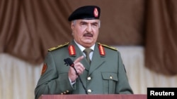 O comandante militar líbio Khalifa Haftar gesticula enquanto fala durante as celebrações do Dia da Independência em Benghazi. Fotografia de arquivo 