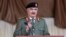 O comandante militar líbio Khalifa Haftar gesticula enquanto fala durante as celebrações do Dia da Independência em Benghazi. Fotografia de arquivo 