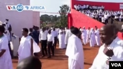 Des Burundais vêtus en blanc, en signe de deuil, pour rendre un dernier hommage au président Pierre Nkurunziza à Gitega, capitale administrative du pays.