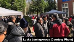 Di tengah udara dingin, WNI yang berhak untuk memberikan suaranya, tampak menunggu giliran di TPS di Wasenaar, Den Haag (13/4) (courtesy: Lucky Lumingkewas)