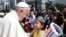 El papa Francisco es recibido a su llegada al Aeropuerto Internacional de Yangón, Myanmar, el lunes, 27 de noviembre de 2017.