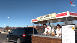 Yevhenia dan Kostiantyn Mukhin, pasutri asal Ukraina, membuka truk makanan di kota Denver, Colorado, AS. 