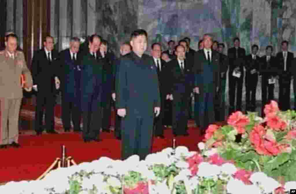 New North Korean ruler Kim Jong-un pays his respects to his father and former leader Kim Jong-il lying in state at the Kumsusan Memorial Palace in Pyongyang, December 20, 2011. (Reuters)