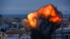 El fuego y el humo se elevan tras un ataque aéreo israelí en la ciudad de Gaza, el domingo 8 de octubre de 2023.