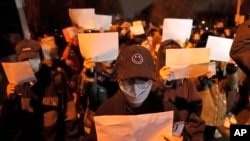 Manifestantes protestan contra la censura en China con hojas de papel en blanco en Beijing el 27 de noviembre de 2022.