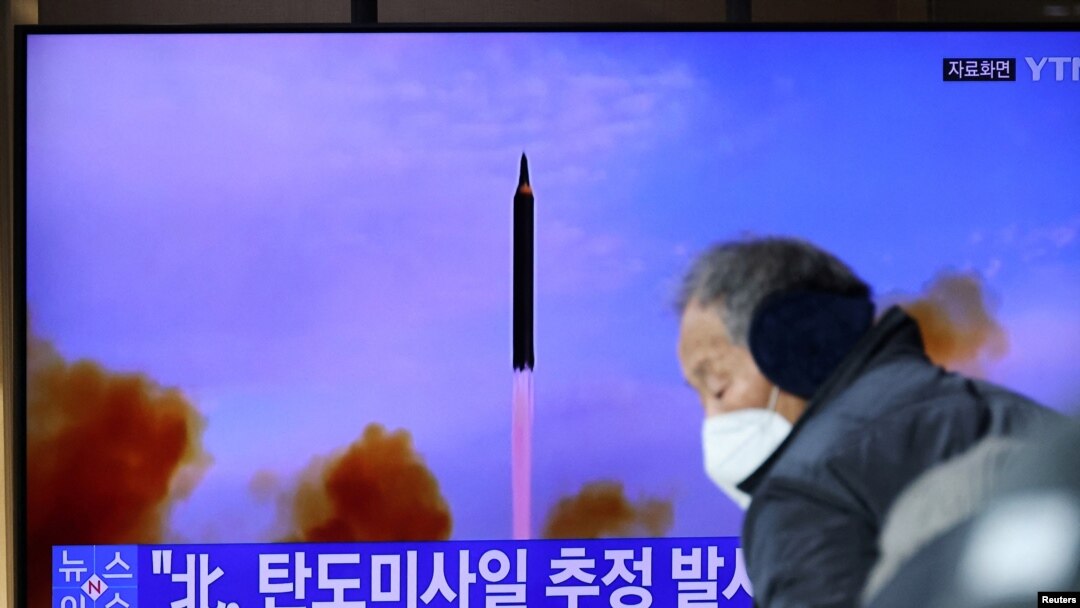 韩国民众观看朝鲜发射导弹的新闻报道 （路透社2022年1月5日）