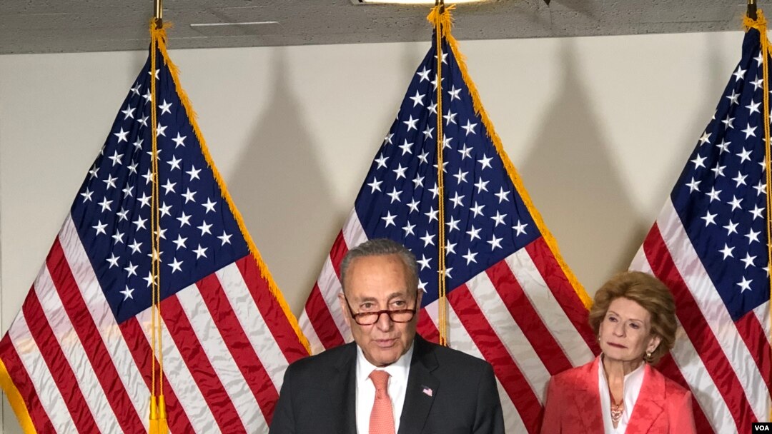 參議院多數黨領袖舒默(Chuck Schumer, D-NY)2021年6月8日在國會山召開記者會接受媒體提問(美國之音記者李逸華拍攝)