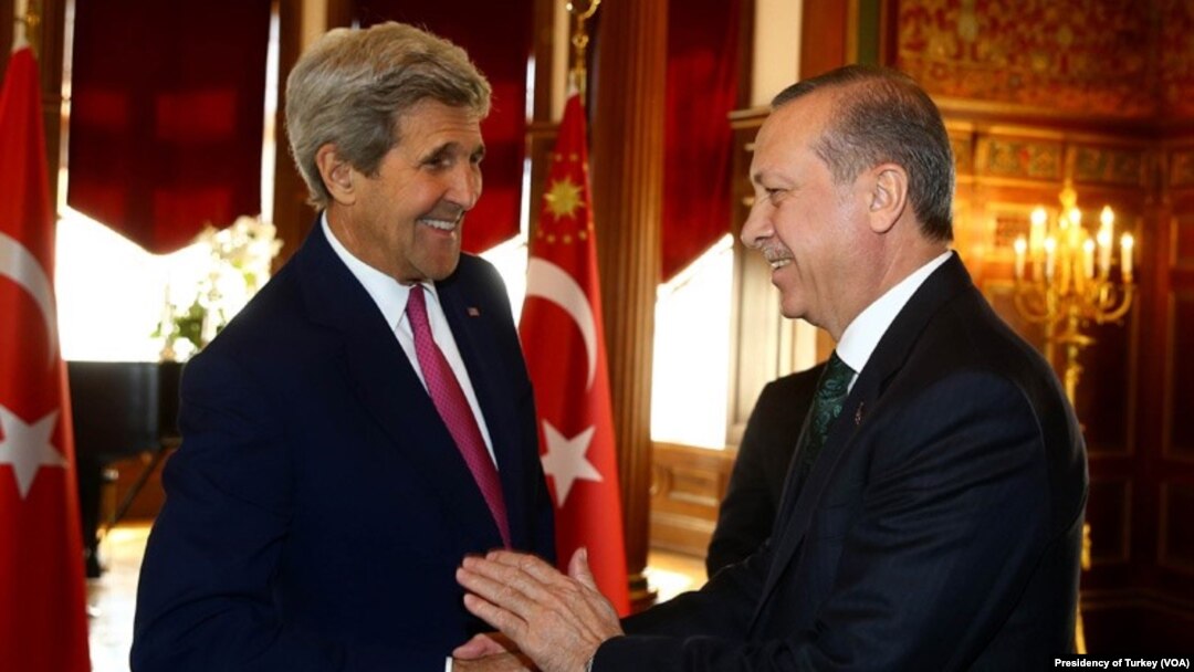 Menlu AS John Kerry (kiri) dalam pertemuan dengan Presiden Turki Recep Tayyip Erdogan di Washington (foto: dok).
