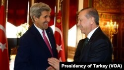 Menlu AS John Kerry (kiri) dalam pertemuan dengan Presiden Turki Recep Tayyip Erdogan di Washington (foto: dok).