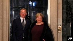 Tư liệu: Thủ tướng Na-uy Erna Solberg và phu quân Sindre Finnes tại London trước một lễ tiếp tân của NATO do Thủ tướng Anh Boris Johnson chủ trì, hôm 3/12/2019. (AP Photo/Alastair Grant, Pool)