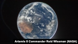 NASA宇航员、“阿尔忒弥斯二号”任务指挥官里德·怀斯曼(Reid Wiseman)于2026年4月2日从“猎户座”飞船舷窗拍摄了这张地球照片。(图片来源：NASA/Reid Wiseman)